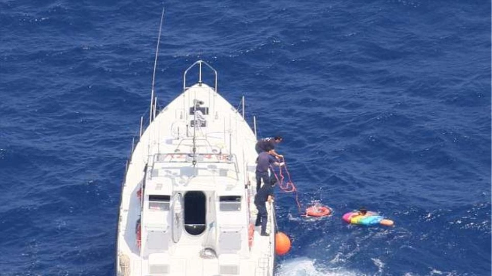 Δείτε φωτογραφίες από τη διάσωση της 55χρονης που έμεινε 20 ώρες σε θαλάσσιο στρώμα ανοιχτά της Κρήτης